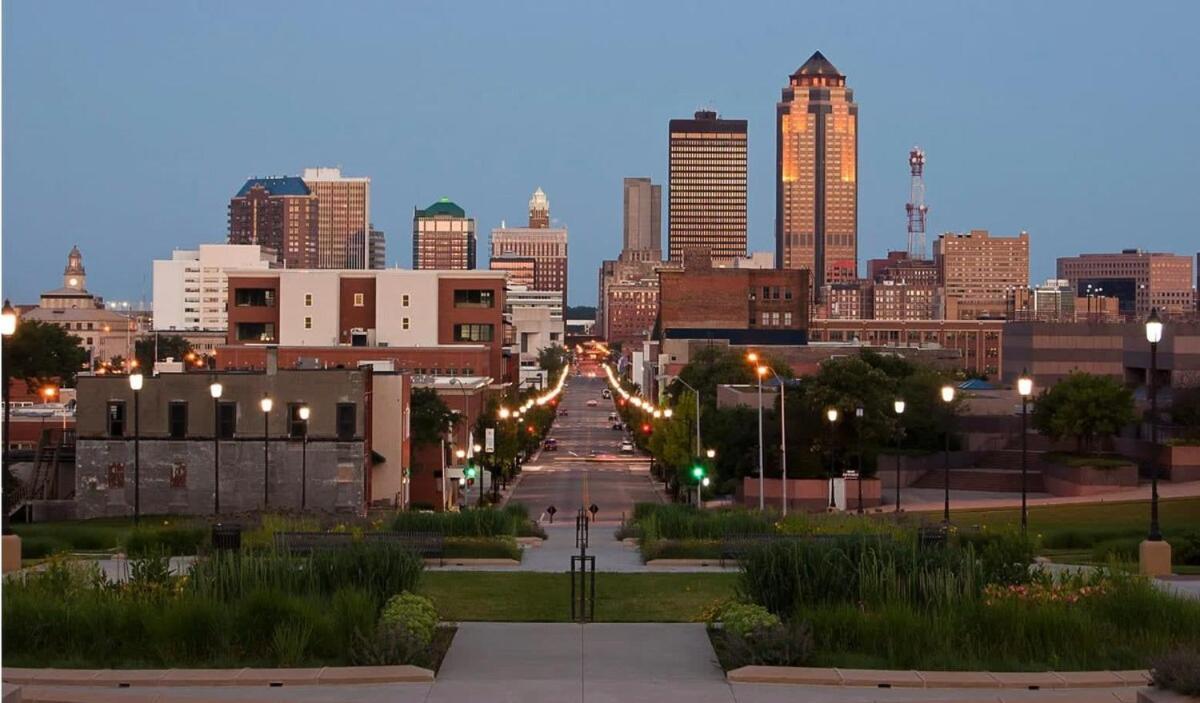 Large Downtown 2Br -Hot Tub-Downtown! Apartment Des Moines Exterior photo